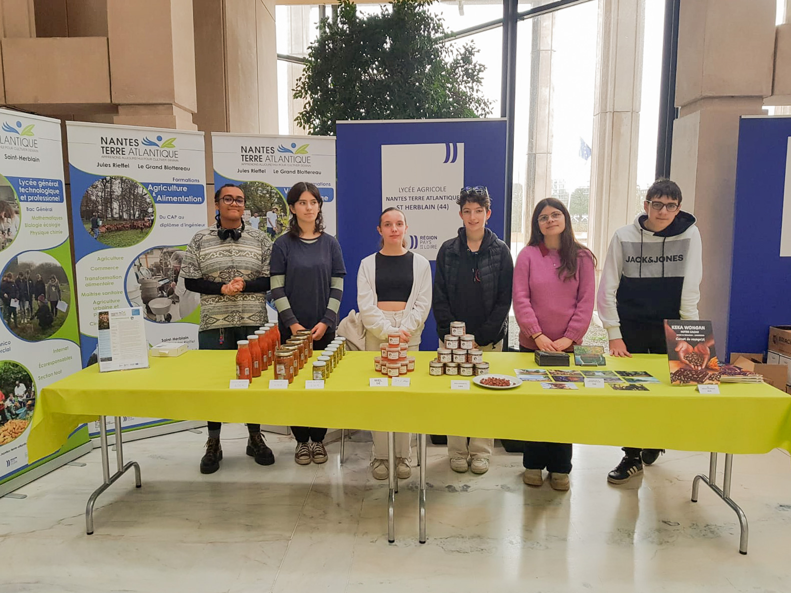 Les Ecoresponsables au marché de Noël des lycéens